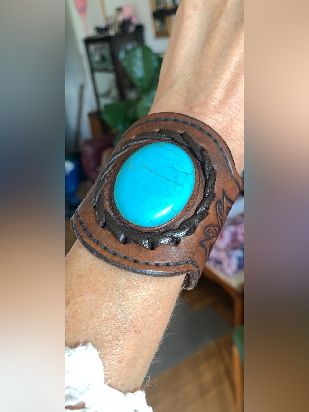 gorgeous vintage leather bracelet with large turquoise stone🦋